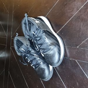 Boys Under Armour high-tops shoes sz 2Y